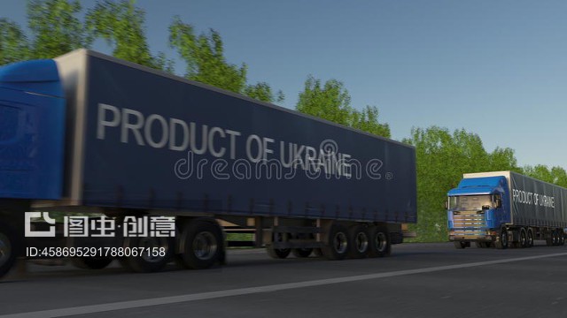 拖车上有乌克兰产品标题的移动货运半卡车。道路货物运输。3D渲染Moving freight semi trucks with PRODUCT OF UKRAINE caption on the trailer. Road cargo transportation. 3D rendering